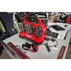 Milwaukee ladestation18v packout (M18 PC6)